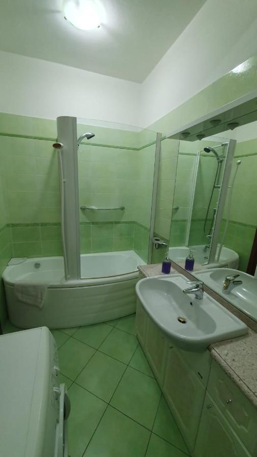 Bed and Breakfast Beb I Portici Черноббио Экстерьер фото